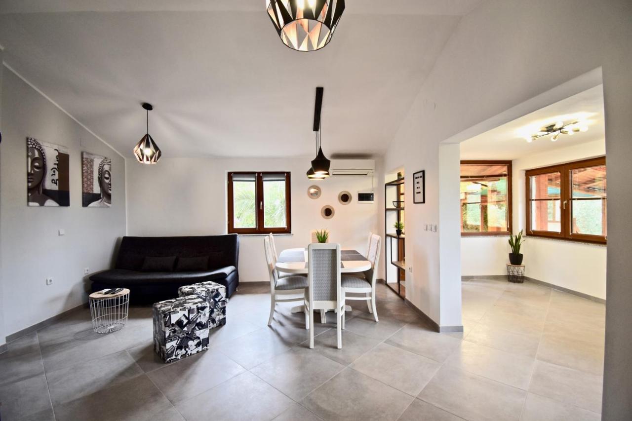 Relaxing Holiday House With Terrace Sea View Medulin Exterior foto