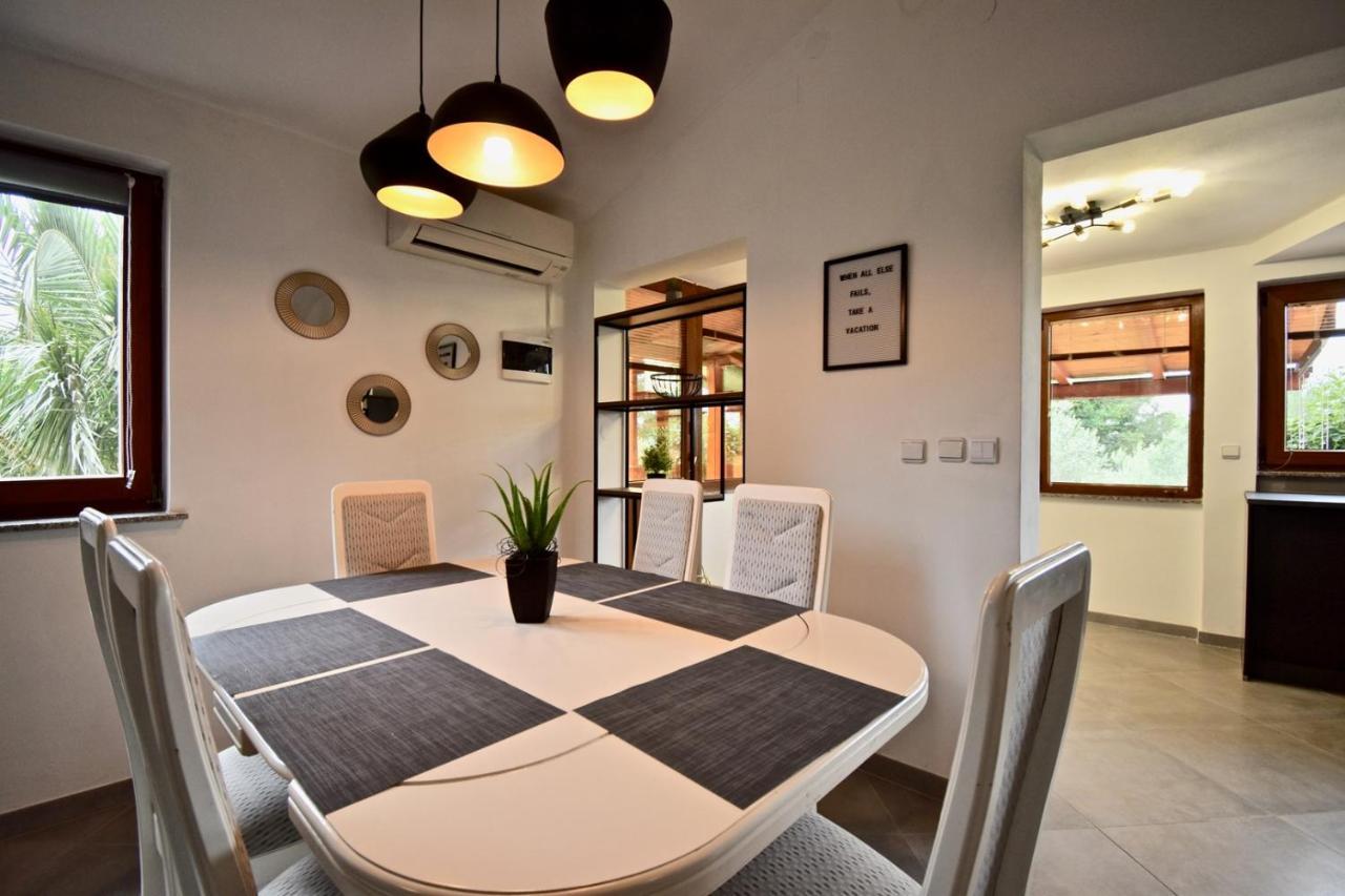 Relaxing Holiday House With Terrace Sea View Medulin Exterior foto